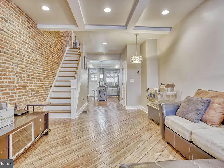 3810 Foster Ave — Photo 4