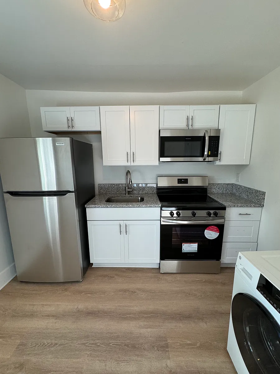 Building Photo - 3320 Charlotte Ave #10