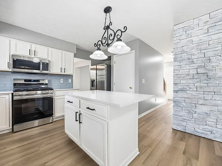 3033 Jamestown Dr — Photo 12