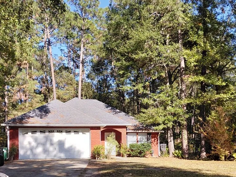 3508 Larkspur Ln — Photo 1