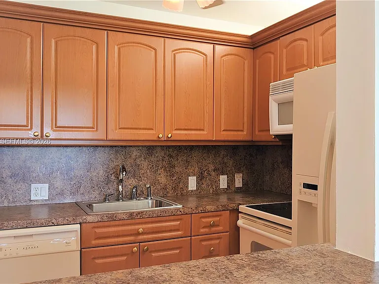 250 Suffolk Dr #250-F — Photo 6