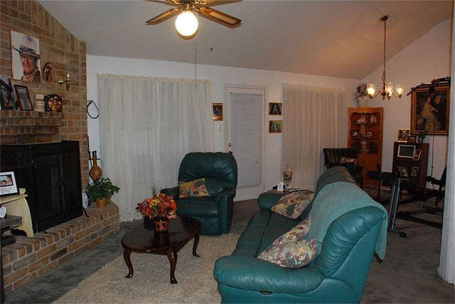 2nd image of 1123 Lynn Ln