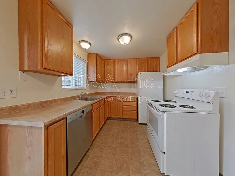 136 NE Conifer Blvd #3 — Photo 5