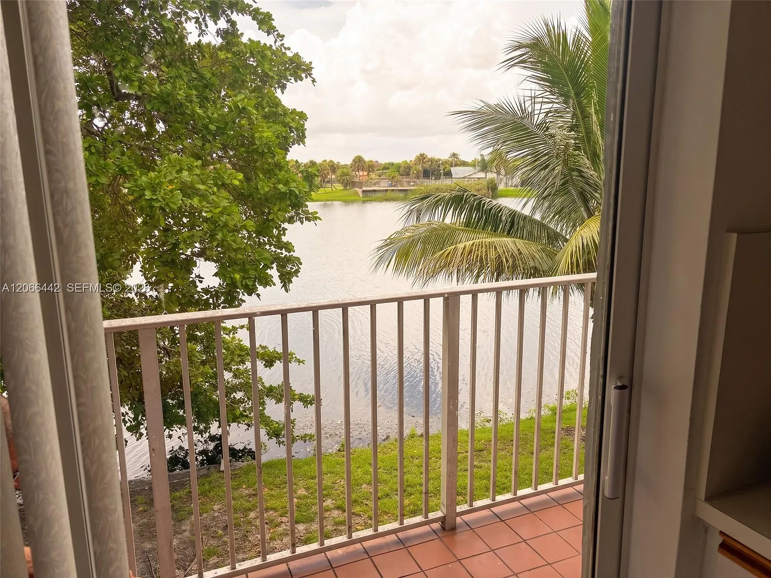 Lago Del Rey Condo — Photo 2