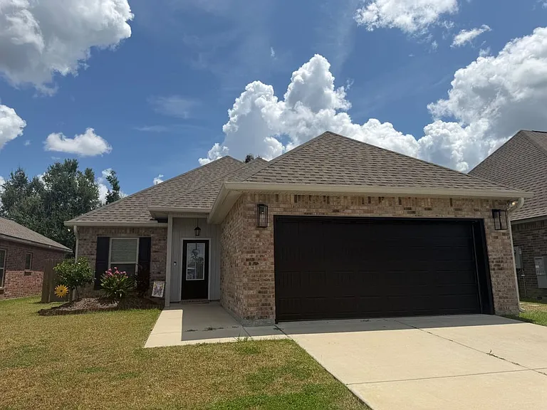 106 Lightbourne Dr — Photo 1
