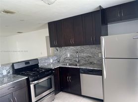 520 SW 10th St, Hallandale, FL