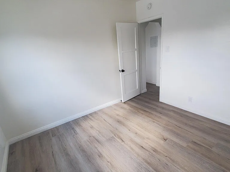 5668 N Elm Ave — Photo 9