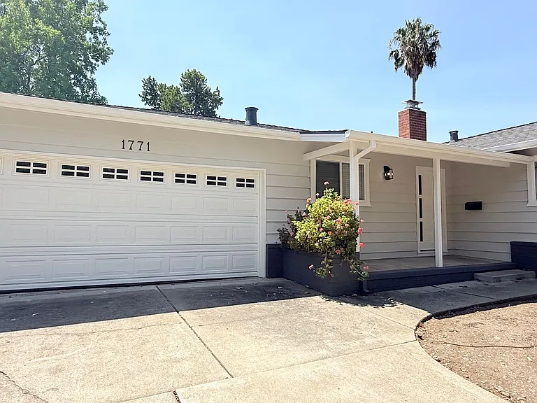 1771 Lynwood Dr — Photo 3
