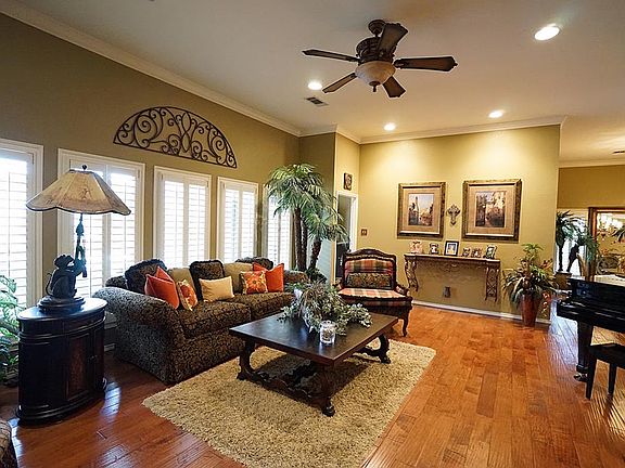 3rd image of 4907 Canterbury Dr