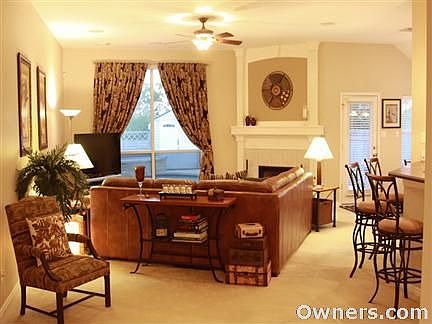 Great room with 10' ceilings