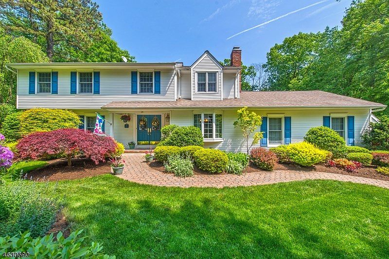 1st image of 28 Manor Dr