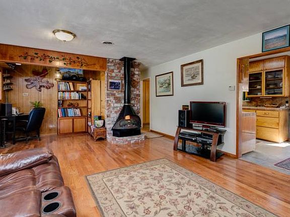 2nd image of 330 La Luna Ave