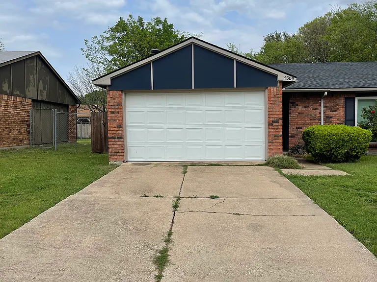 7309 Ashcrest Ln — Photo 2