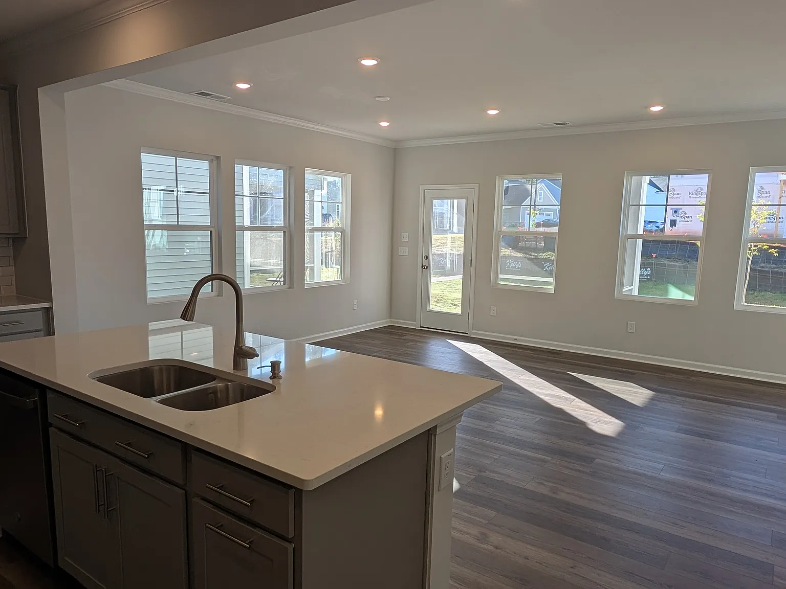 3 bed, 2.5 bath, 1924 sqft, $2,250 — Photo 2