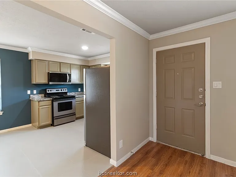 2100 Southwood Dr #24 — Photo 10