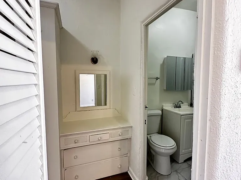 213 S Jackson St — Photo 8