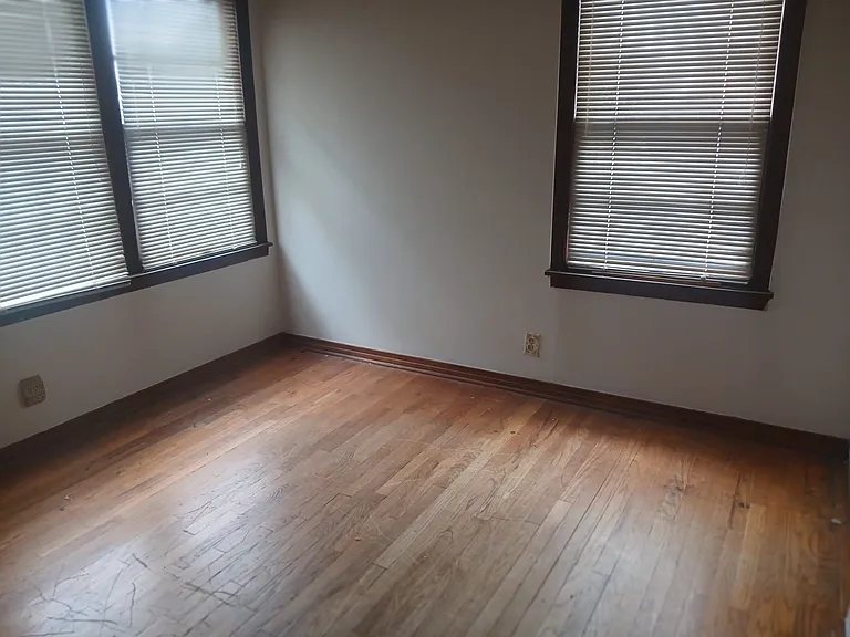 2413 Poplar St — Photo 6