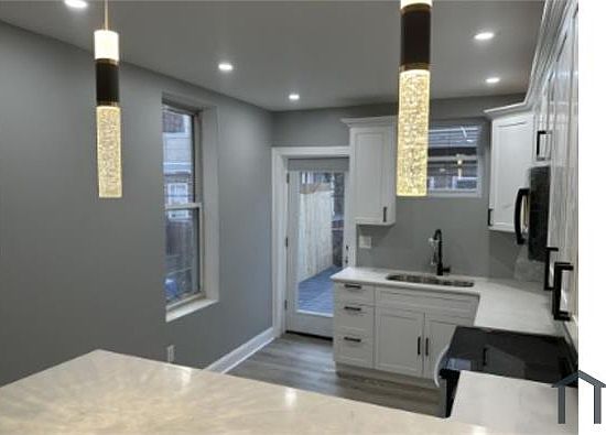 4th image of 238 N Hobart St #1