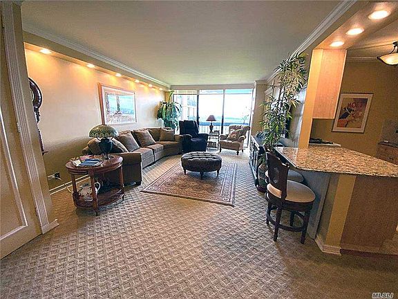 3rd image of 26910 Grand Central Pkwy APT 31R