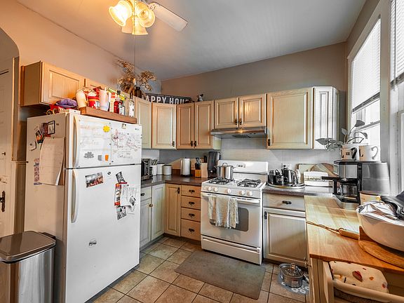 2nd image of 3450 N Leavitt St #1