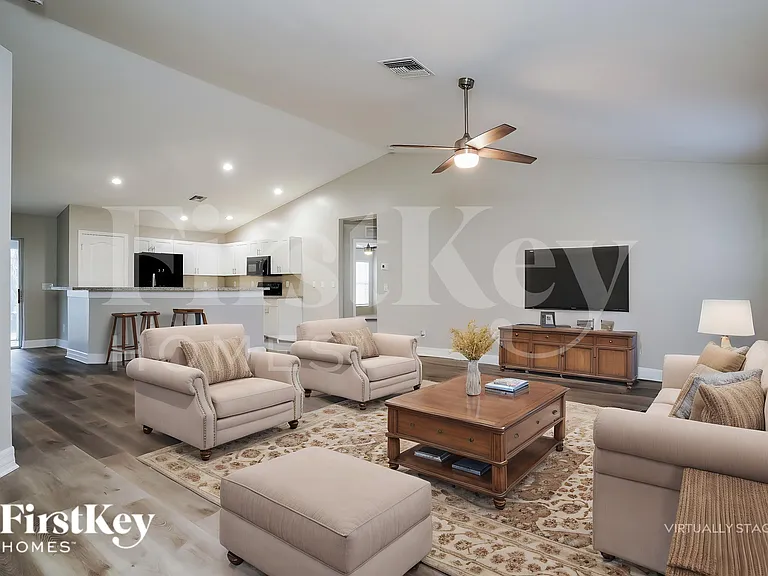 629 NE Juanita Ct — Photo 3