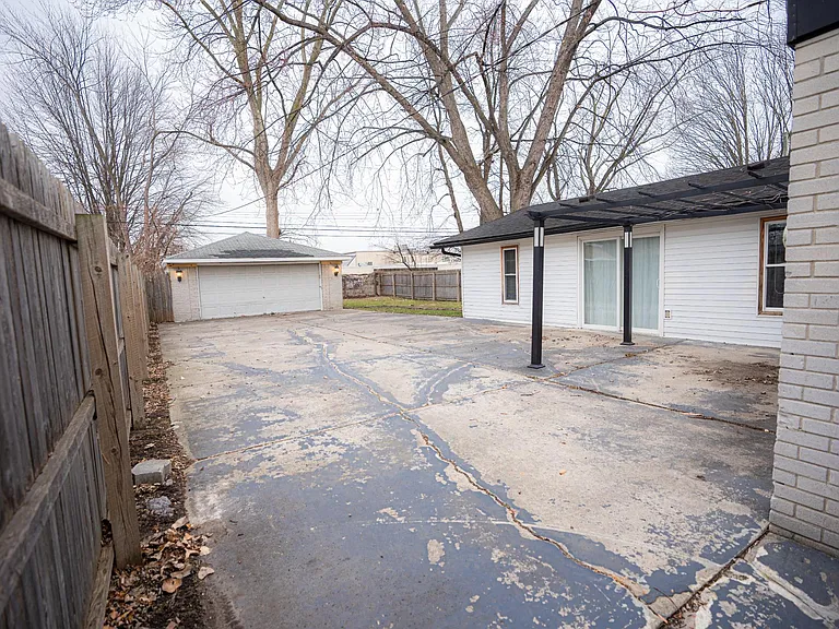 22516 Socia St — Photo 31