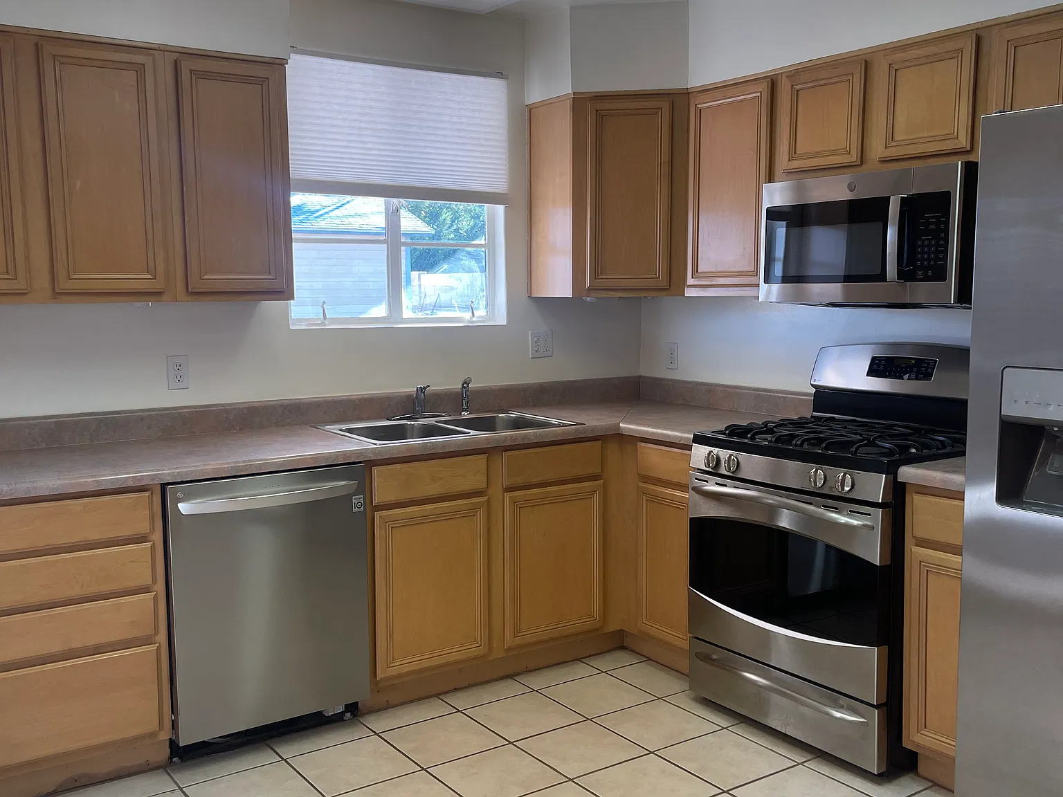 3 bed, 1300 sqft, $2,000 — Photo 3