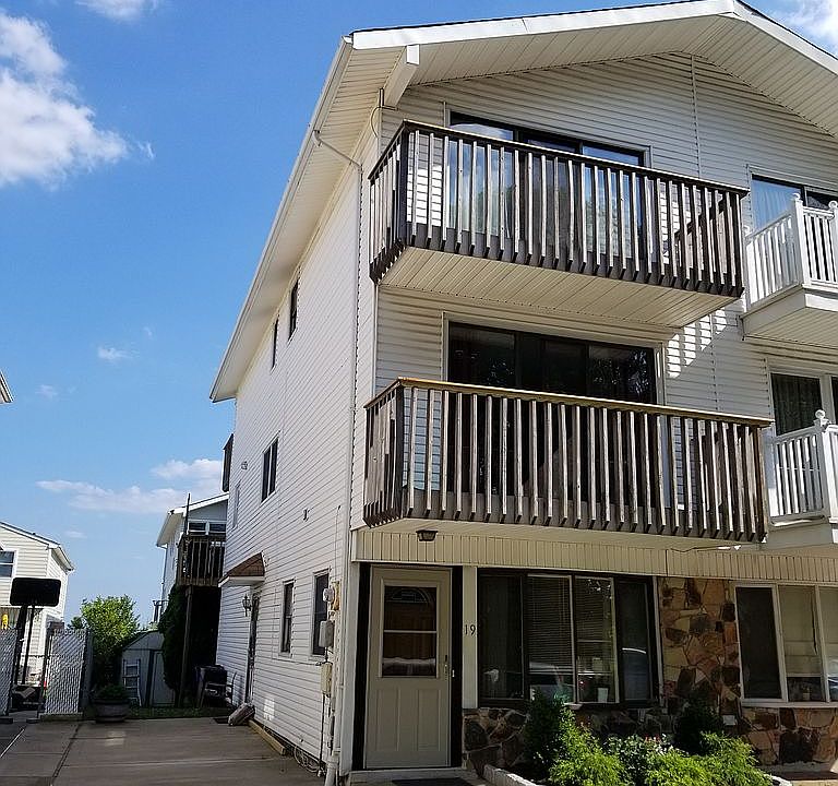 1st image of 19 Blueberry Ln