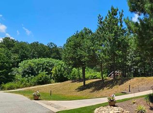 915 N Edgewater Trl, Toccoa, GA 30577