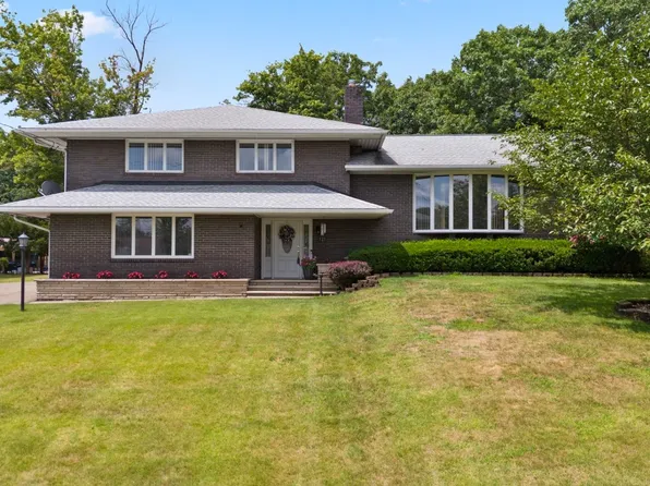 323 Skye Island Dr, Endicott, NY 13760