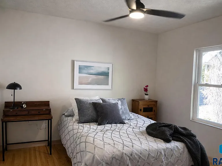 920 S Summit Ave — Photo 6