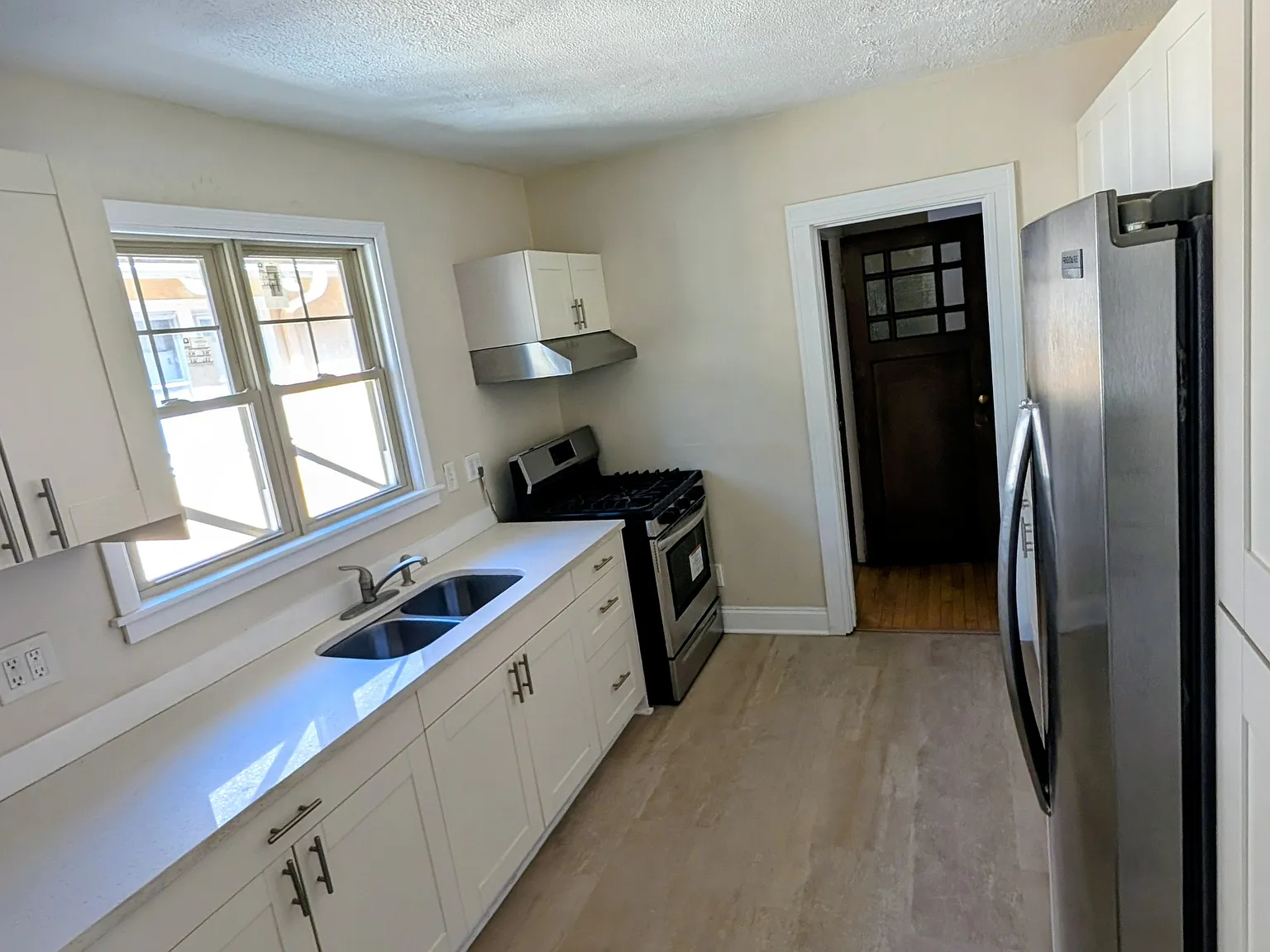 3 bed, 1300 sqft, $2,200 — Photo 4