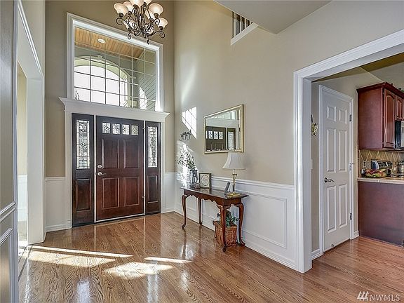 WOW! Stunning grand entry way into the home featuring lovely hardwood floors!