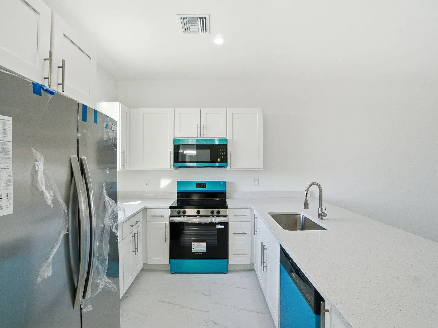 3 bed, 2.0 bath, 1121 sqft, $2,000 — Photo 4