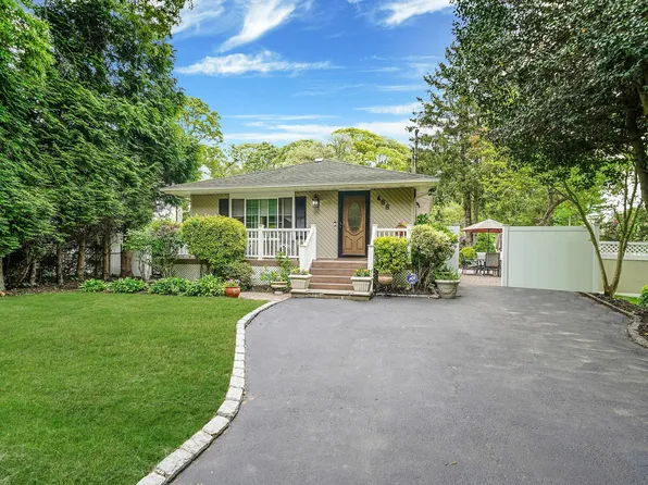 488 Puritan Dr, Shirley, NY 11967