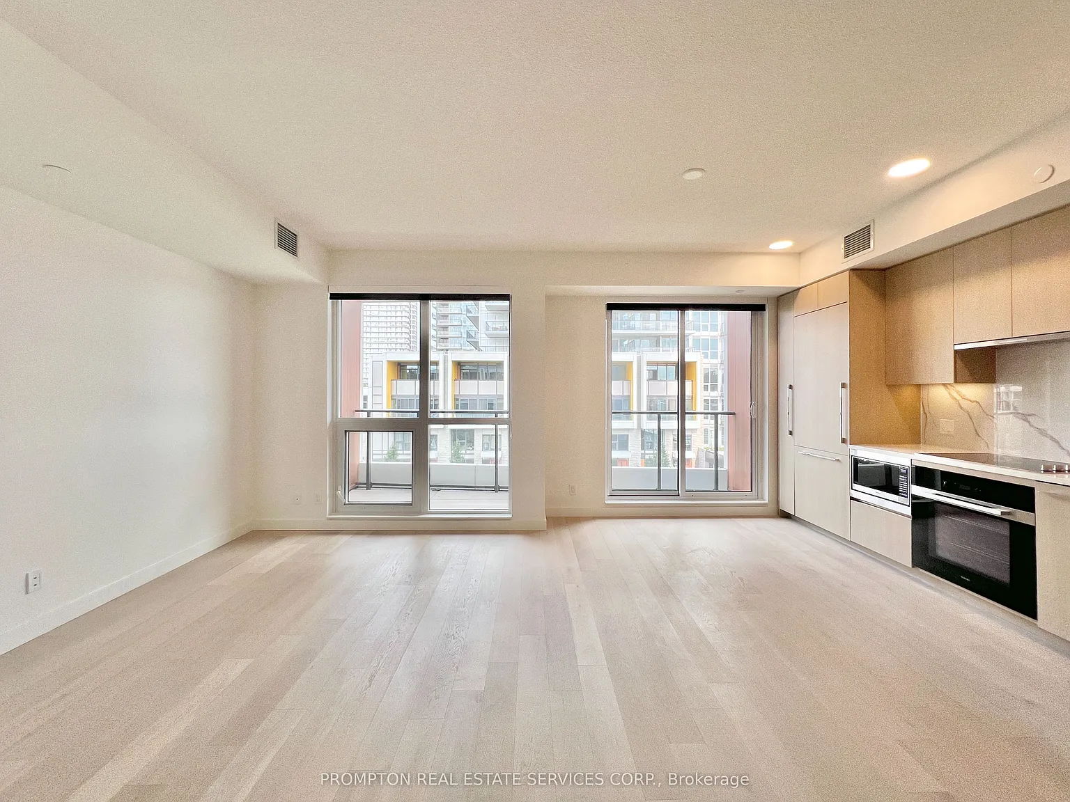 Saisons - East Tower — Photo 1