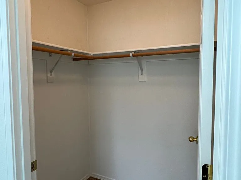 Ellendale Manor Apartments — Photo 13