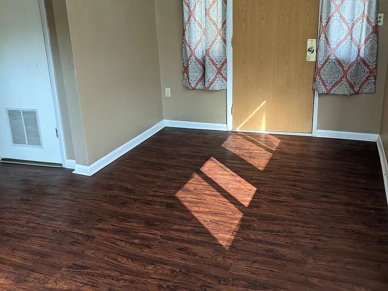 109 W Washington Ave — Photo 17