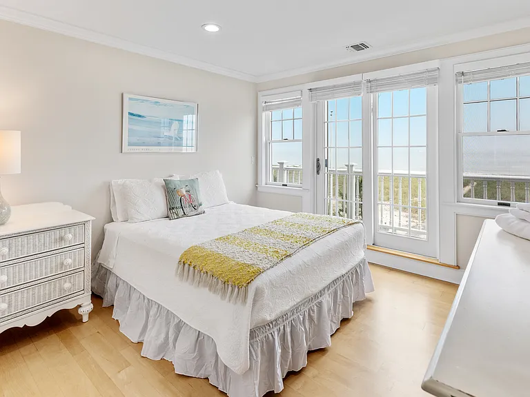 329 Dune Rd — Photo 40