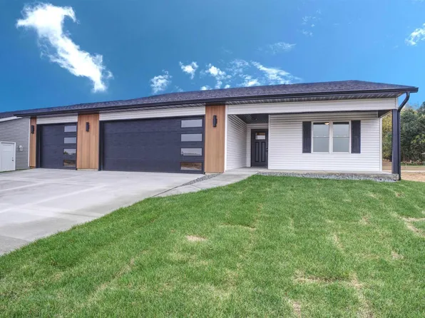 404 Crossroads Ave, Camanche, IA 52730