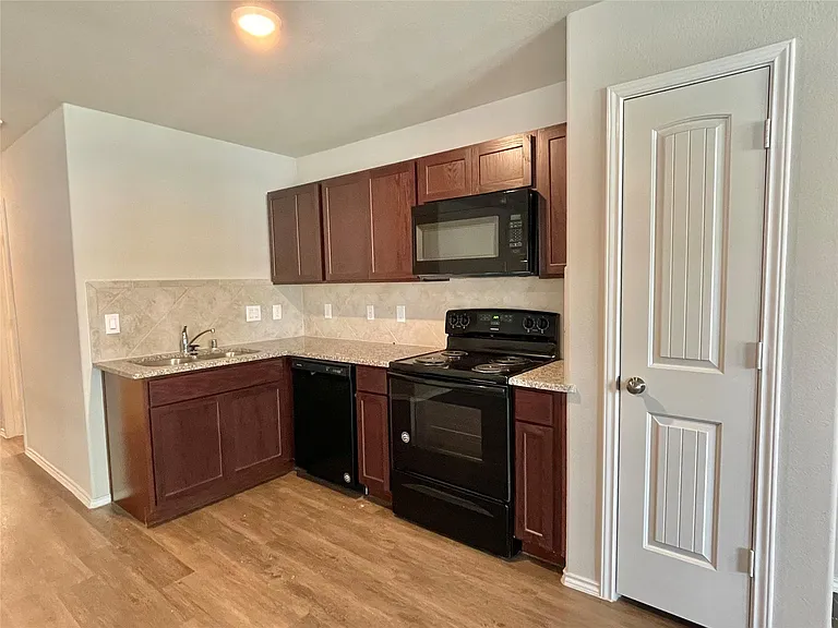 126 E Ash St — Photo 6