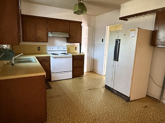 5th image of 611 W Main St