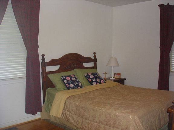 5th image of 122 Mapleshade Ave