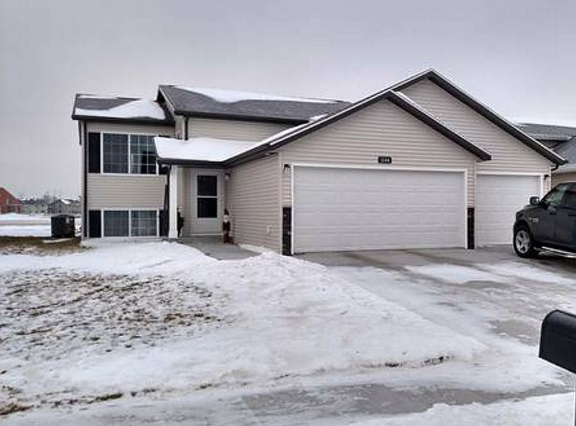 3 car garage, stone accents
