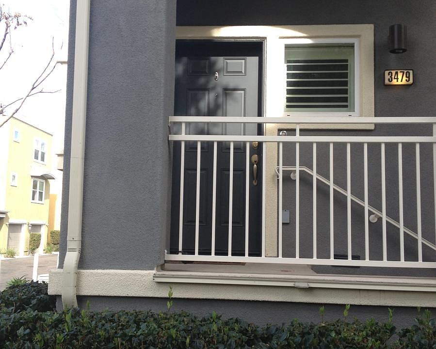 End unit with windows on 3 sides.