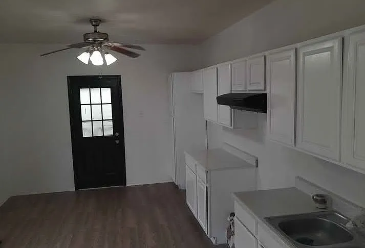 Building Photo - 207 Aztec St