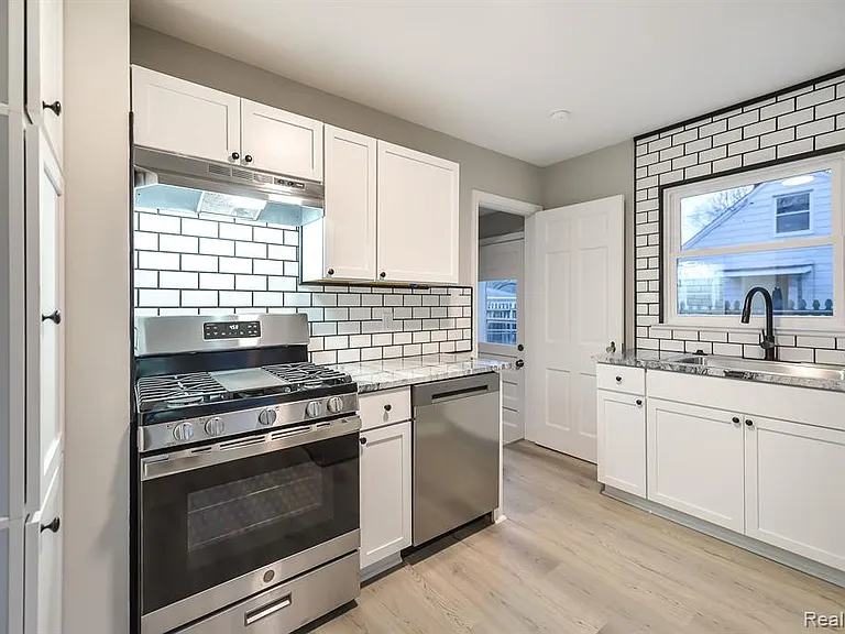 2726 Fernwood Ave — Photo 6