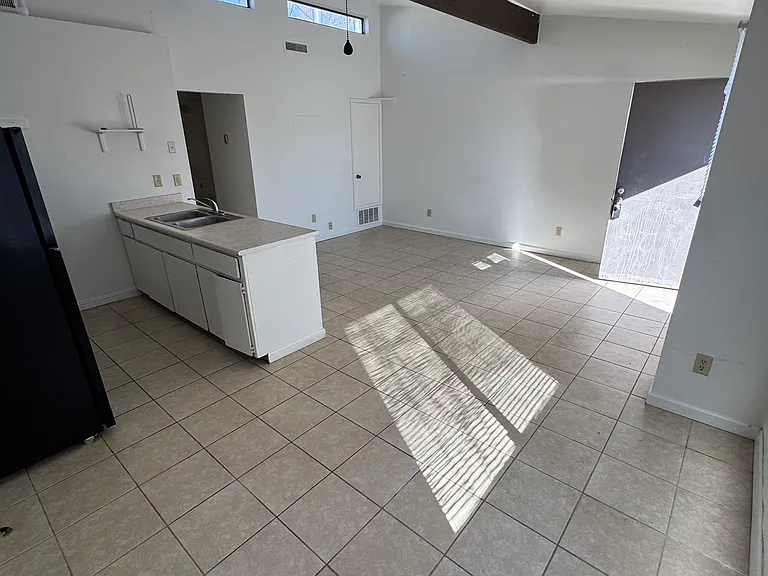 569 Campbell St #D — Photo 7