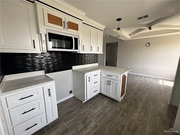 4th image of 2360 Victoria Dr