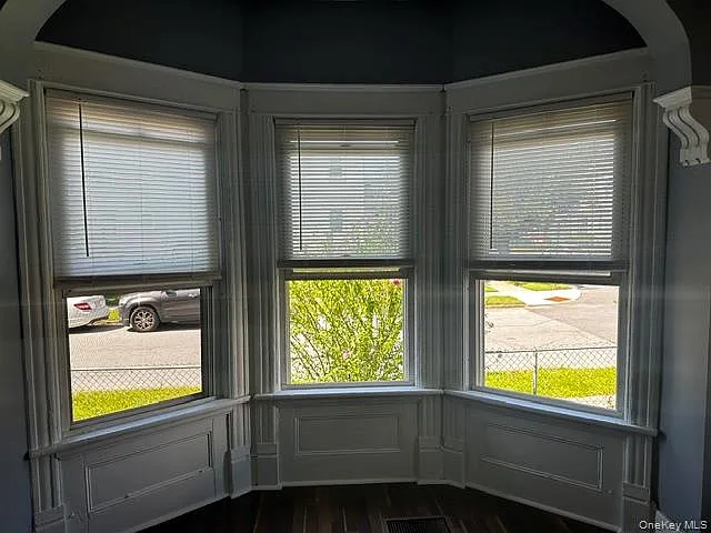 3 bed, 1.0 bath, 1365 sqft, $2,350 — Photo 3